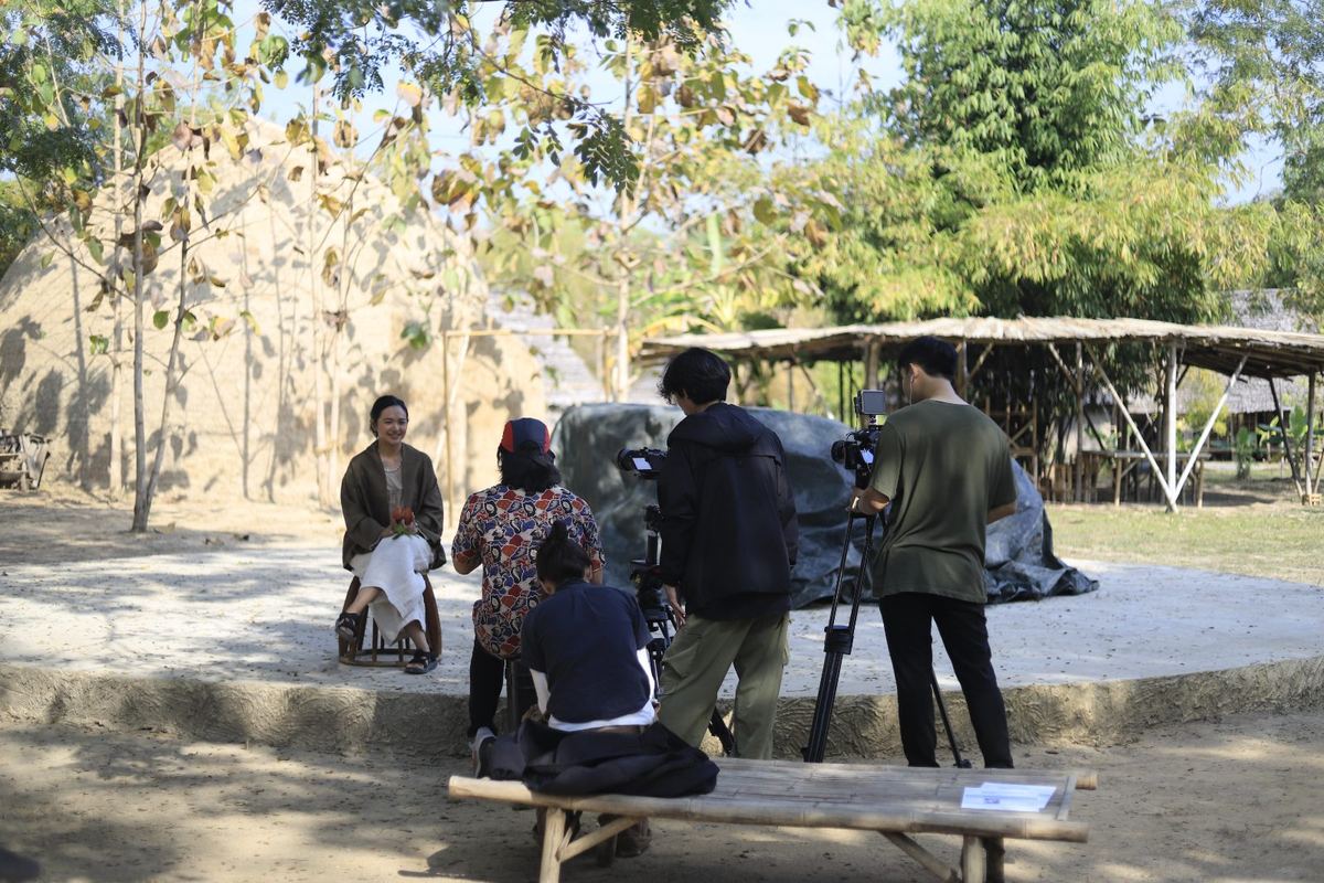 The earthen houses and bamboo pavilion in the courtyard