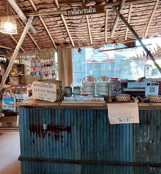 The กาดไผ่พาเพลิน traditional Thai games stall at the market